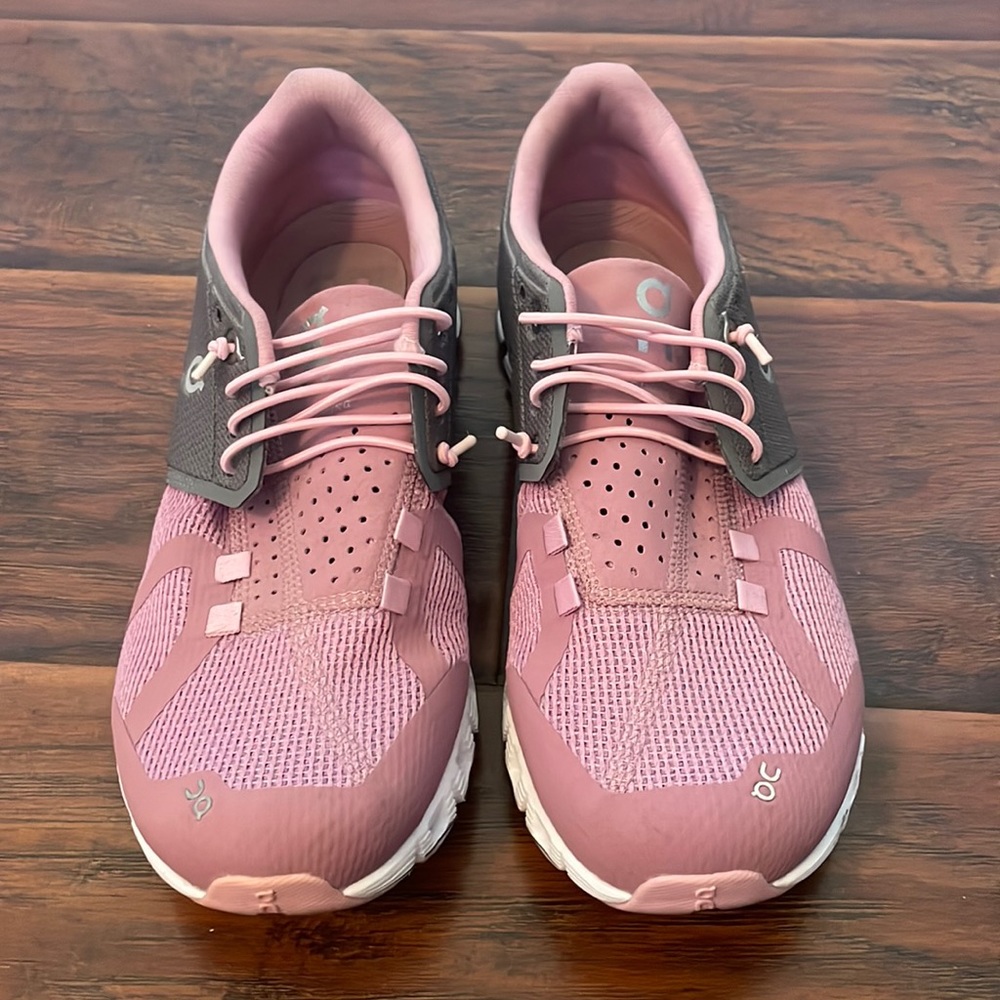 On cloud shoes size 7.5